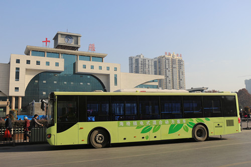 近日,一輛插電式混合動力公交車亮相湖北十堰,在當地5路公交車進行